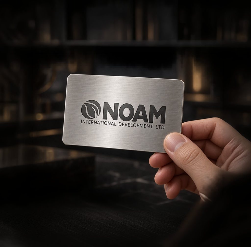 כרטיס מתכת עם לוגו NOAM